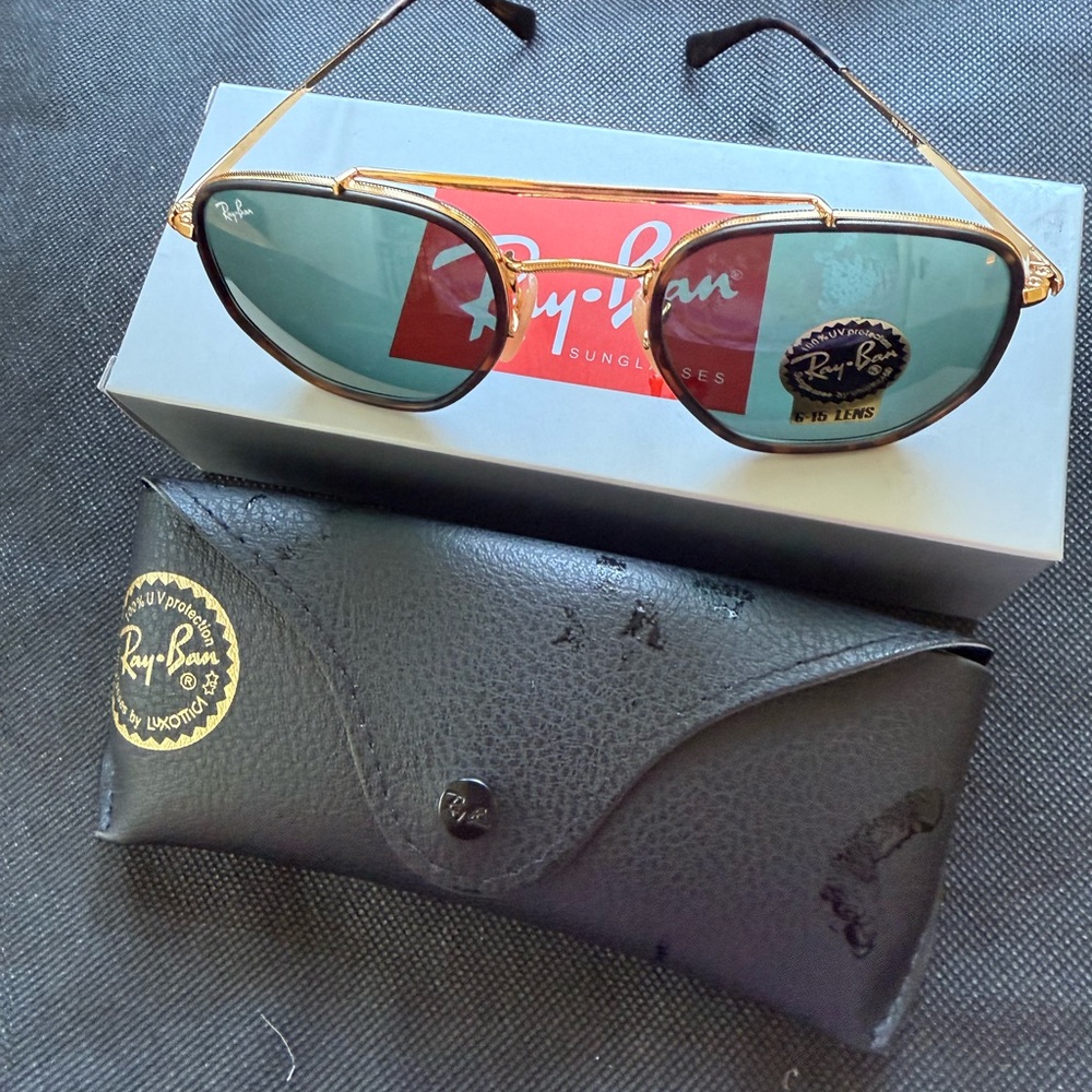 Ray-Ban Gold Frame Sunglasses with Black Case - Picture 1 of 5